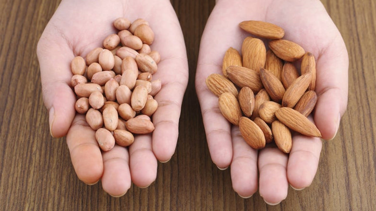 బాదాంలో హెల్తీ మోనోసేచ్యురేటెడ్ ఫ్యాట్స్ ఎక్కువగా ఉంటాయి. ఇది హృదయ ఆరోగ్యానికి మంచిది. పీనట్స్‌లో కూడా హెల్తీ ఫ్యాట్స్ ఉంటాయి. కానీ ప్రోటీన్ కంటెంట్ బాదాం కంటే తక్కువ. ప్రోటీన్ ఎక్కువగా ఉండటం శరీరానికి ఎక్కువ శక్తి ఇస్తుంది. అపహరిత ఆకలిని తగ్గిస్తుంది. బాదాం విటమిన్ E, మ్యాగ్నీషియం, యాంటీఆక్సిడెంట్స్‌లో ధనికంగా ఉంటుంది. పీనట్స్ విటమిన్ B3, ఫోస్ఫరస్, మాంగనీషియం అందిస్తాయి. 