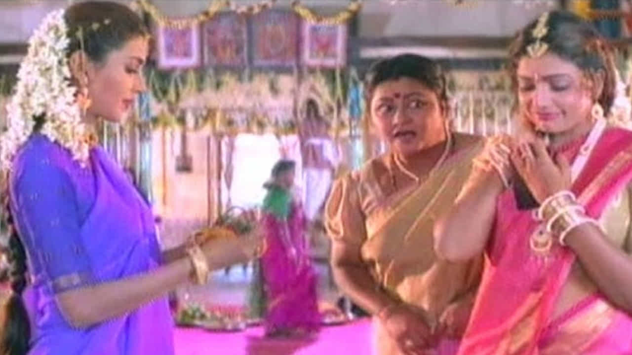 K. రాఘవేంద్ర రావు, అల్లు అరవింద్ వంటి దిగ్గజాలతో తనకున్న సన్నిహిత సంబంధాలను వెల్లడించారు. పెళ్లి సందడి వంటి చిన్న సినిమాను నిర్మించే ఆలోచన K. రాఘవేంద్ర రావు, అల్లు అరవింద్లతో కలిసి వచ్చిందని గుర్తుచేసుకున్నారు. ఈ చిత్రం ప్రారంభంలో కేవలం రూ.1.20 కోట్లతో నిర్మించబడిందని, ఇందులో K. రాఘవేంద్ర రావు గారి రెమ్యూనరేషన్ కూడా చేరి ఉందని తెలిపారు.