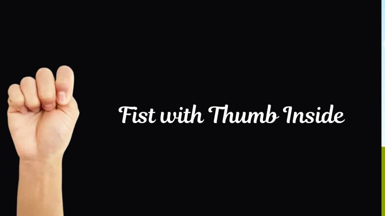  మీరు మీ బొటనవేలును పిడికిలి లోపల మడిచి ఉంచితే: బొటనవేలును లోపల పెట్టి పిడికిలి బిగించే అలావాటు ఉంటే ఇది.. మీలో అంతర్ముఖ స్వభావాన్ని, మీలోని దాగి ఉన్న శక్తిని సూచిస్తుంది. ఇలాంటి వ్యక్తులకు దేనినైనా సాల్వ్ చేయగల సామర్థ్యం ఉంటుంది. కానీ వాళ్లు దాన్ని ఎప్పుడూ బయటపెట్టరు. అంతే కాదు ఇలాంటి వారు ఎక్కువగా ఒంటరిగా ఉంటేందుకు ఇష్టపడుతారు. వీరు చిన్న విషయాలకే బాగా కంగారు పడిపోతారు.