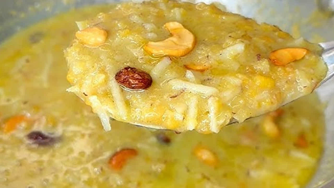 కావాల్సిన పదార్ధాలు : ఒక కప్పు పెసరపప్పు, రెండు కప్పుల బియ్యం, , పాలు 3 కప్పులు, పావు కిలో బెల్లం ఏలకుల పొడి, రెండు టేబుల్ స్పూన్స్ నెయ్యి, 10 జీడిపప్పు, ఒక కప్పు బాదం, 3 టేబుల్ స్పూన్స్ కిస్మిస్, కొద్దిగా సాల్ట్ తీసుకోవాలి.