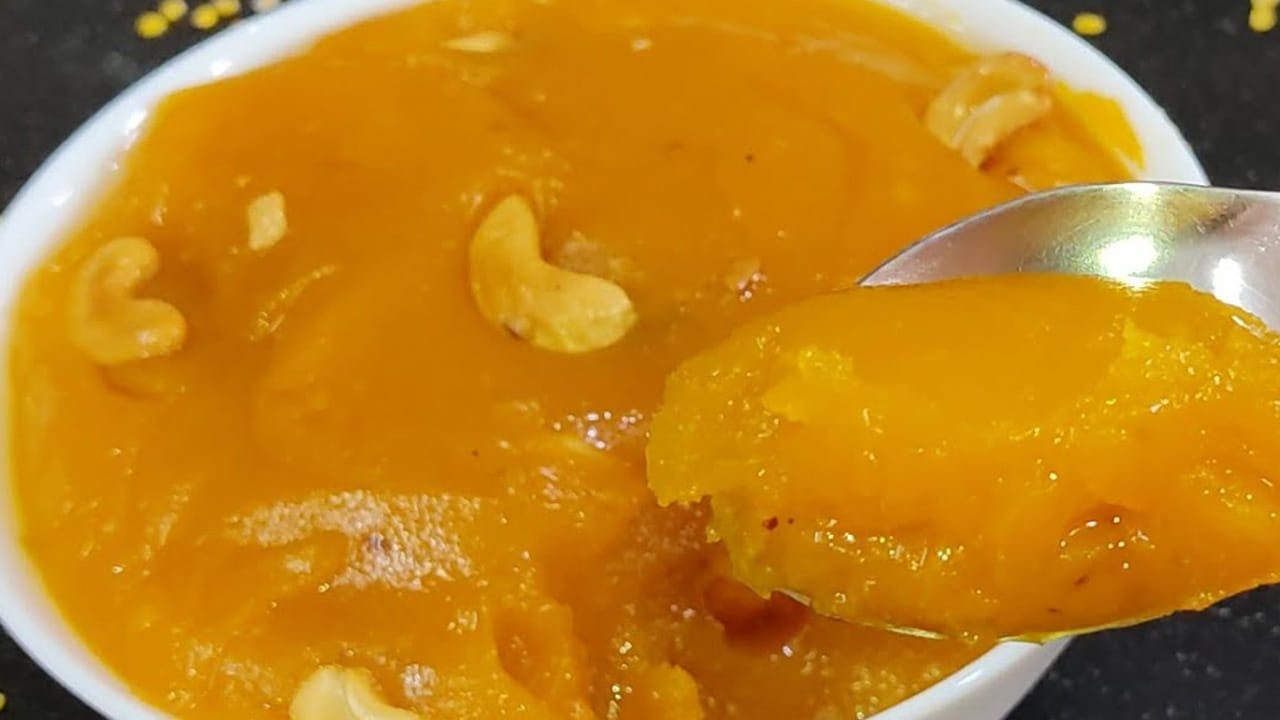 
ఇక ఇప్పుడు గ్యాస్ స్టవ్ వెలిగించి పాన్ పెట్టి దానిలో  5 టేబుల్ స్పూన్లు నెయ్యి వేసి, అది వేడయ్యాక రుబ్బుకున్న పెసరపప్పును 
మీడియం మంటపై రంగుమారే వరకు బాగా వేయించాలి. ఆ తర్వాత దీనిలో కప్పున్నర పాలు పోసి ముద్దల్లాగా పడకుండా కలుపుతూ వీటిని బాగా ఉడికించాలి.
