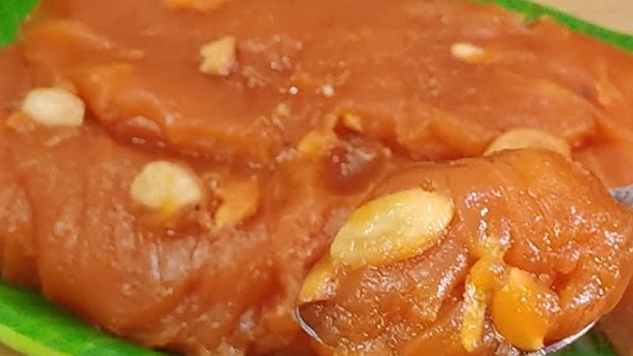 పప్పు మెత్తగా అయిన తర్వాత ఒక కప్పు పంచదార కూడా వేసి బాగా మిక్స్ అయ్యేలా కలపాలి. పంచదార మొత్తం కరిగిపోయిన తర్వాత హాల్వా లాగా అవుతుంది. 