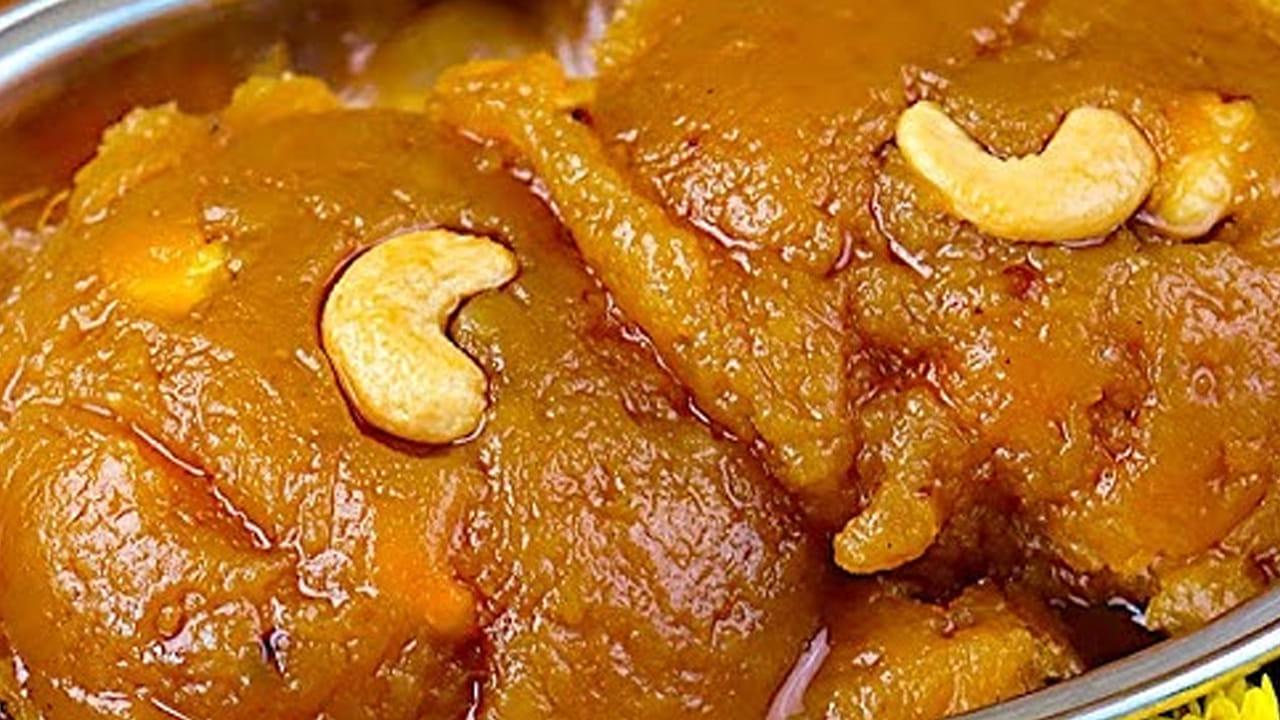 
ముందుగా ఒక కప్పు పెసరపప్పును తీసుకుని బాగా కడిగి మూడు గంటల పాటు బాగా నానబెట్టాలి. ఆ తర్వాత నీళ్లు మొత్తం వడపోసి,  మిక్సీలో కానీ రోటిలో కానీ రుబ్బుకోవాలి. 