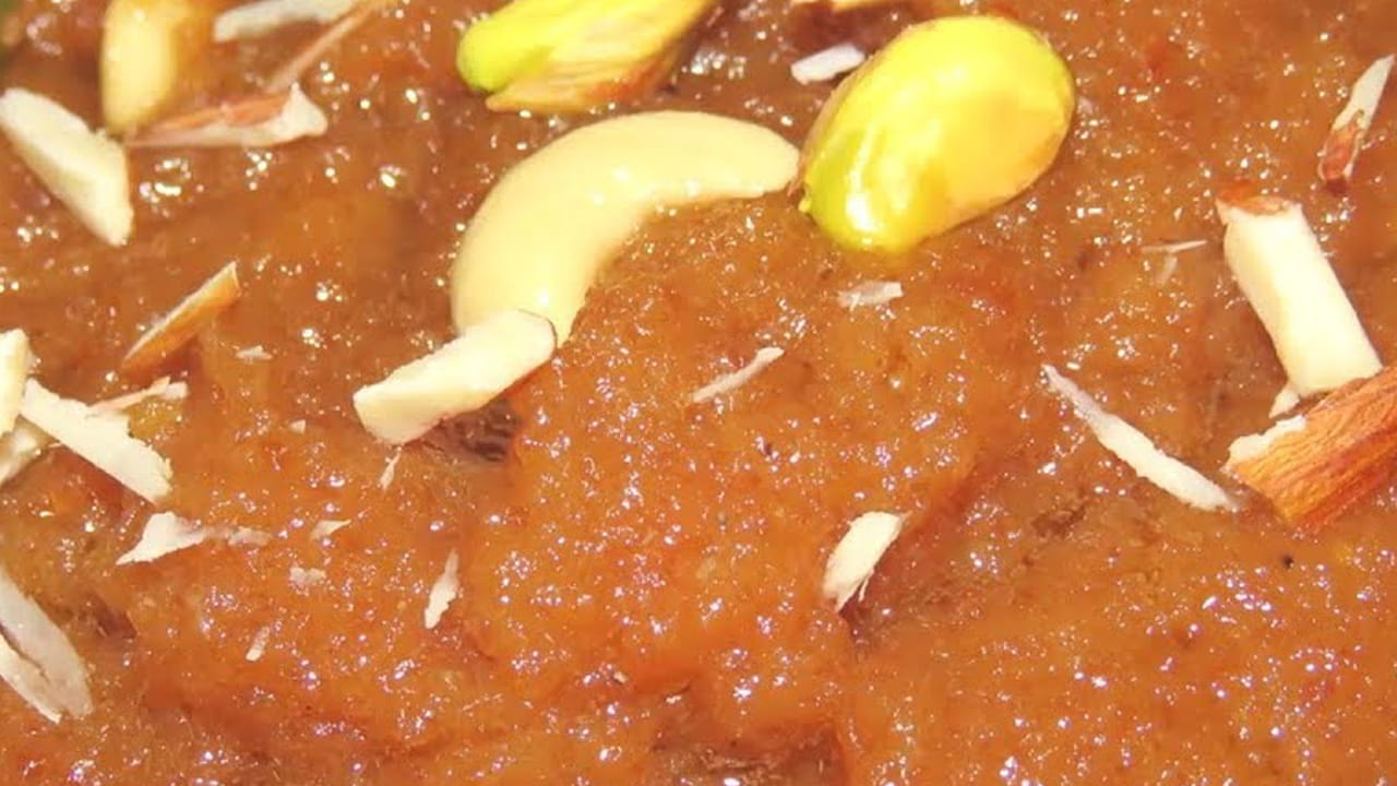 
ఇక ఇప్పుడు వేరే పాన్ తీసుకుని దానిలో రెండు టేబుల్ స్పూన్స్ నెయ్యి వేసి 4 జీడిపప్పు, 5 కిస్మిస్, 4 బాదం పప్పులు వేసి వాటిని   హాల్వాలో కలపాలి. ఇంకా రుచి పెరగాలంటే  యాలకుల పొడి కూడా వేస్తే టేస్ట్ అదిరిపోతోంది. 