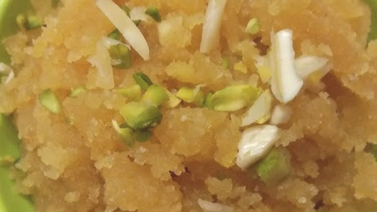 హాల్వా మొత్తం గట్టిగా అయ్యాక కిందకు దించేసి తినడమే. ఆ తర్వాత వేడి వేడిగా తింటే తినేకొద్దీ తినాలనిపిస్తుంది. ఈ రెసిపీని పండుగ రోజుల్లో చేస్తే ఇంట్లో సంతోషం రెట్టింపు అవుతుంది. 