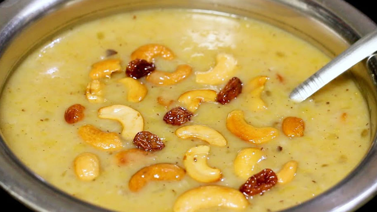  స్టవ్ వెలిగించి ఒక పాత్ర పెట్టి దానిలో  మూడు కప్పులు పాలు పోసి అవి మరిగిన తర్వాత, దానిలో తురిమిన బెల్లం, యాలకుల పొడి వేసి అది కరిగిపోయే వరకు స్టవ్ మీదే ఉంచి తిప్పుతూ ఉండాలి.
