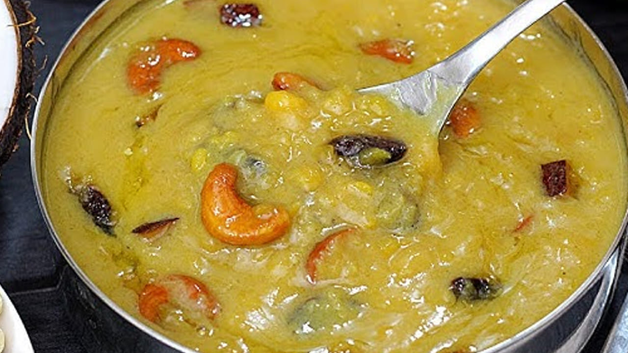  పాలు చిక్కబడిన తర్వాత,  ముందుగా పక్క పెట్టుకున్న బియ్యం, ఉడికించిన పెసర పప్పును వేసి, మీడియం మంట మీద గరిటే   కలుపుతూ 10 నిమిషాల పాటు బాగా ఉడికించాలి. పప్పు ఉడికే వరకు గ్యాస్ పొయ్యి మీదే ఉంచండి.