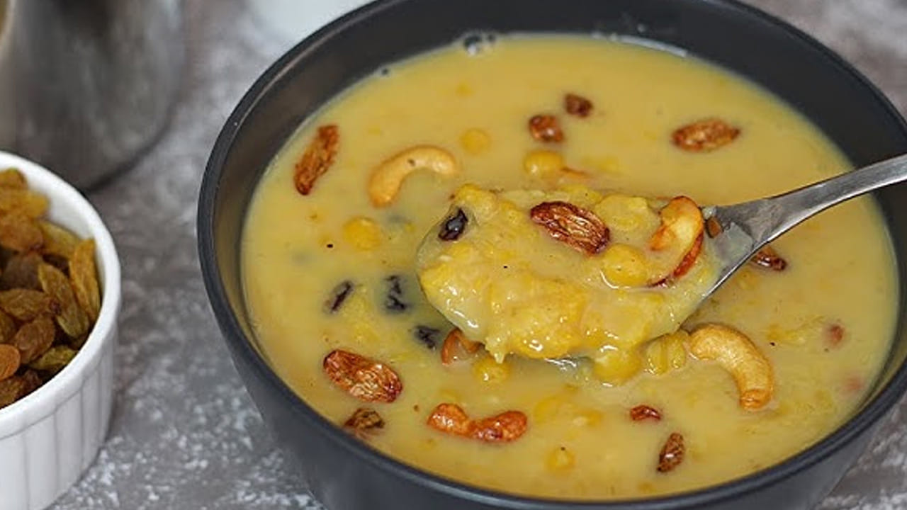 ఇప్పుడు మళ్ళీ స్టవ్ వెలిగించి పాన్ పెట్టి నెయ్యి లేదా నూనె వేసి అది వేడయ్యాక 10 జీడిపప్పు, 5 బాదం, 3 టేబుల్ స్పూన్స్ కిస్‌మిస్‌లను వేయించి, పాయసంలో వేసి కలుపుకోవాలి. అంతే, వేడి వేడి పెసరపప్పు పాయసం రెడీ.