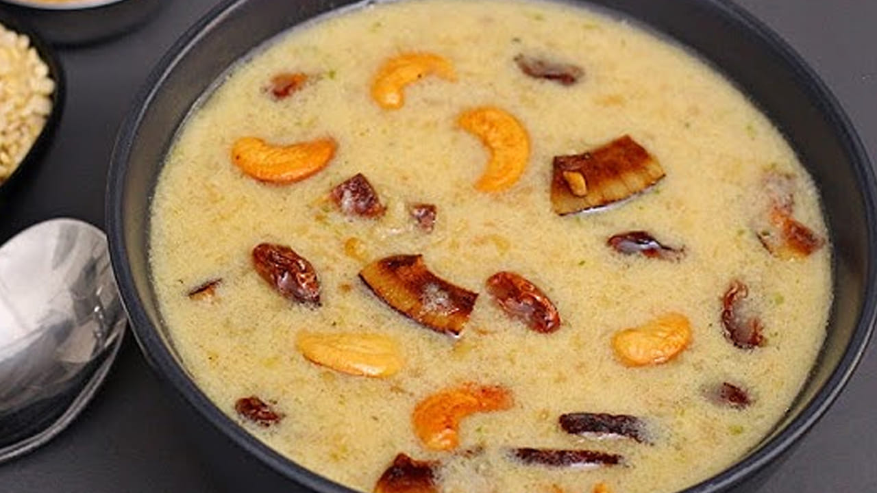 ముందుగా, పెసరపప్పు, బియ్యాన్ని కడిగి ఒక గిన్నెలో తీసుకోవాలి. ఇక ఇప్పుడు ఇంకో దానిలో బెల్లాన్ని తీసుకుని సన్నగా తురిమి ఒక ప్లేట్ లోకి తీసుకోవాలి. అలాగే, కొబ్బరిని చిన్న ముక్కలుగా చేసి పెట్టుకోవాలి. 