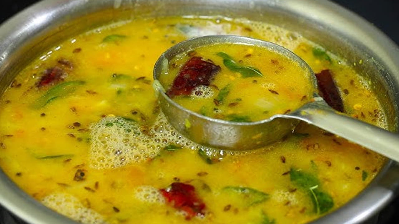 పెసరపప్పు చారు ఎలా తయారు చేయాలంటే? ముందుగా ఒక కప్పు పెసరపప్పును తీసుకుని కడిగి కుక్కర్లో వేసి దానిలో రెండు గ్లాస్ ల నీళ్లు పోసి మెత్తగా ఉడికించి పక్కన పెట్టుకోవాలి.