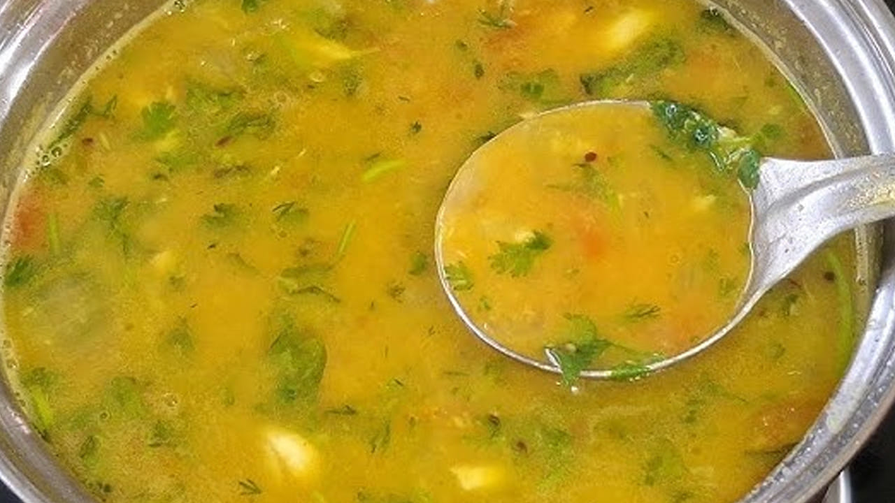 ఇక ఇప్పుడు ఉడుకుతున్న పప్పులో కొద్దిగా చింతపండు రసం, నాలుగు పచ్చిమిర్చి, కట్ చేసిన ఉల్లిపాయ ముక్కలు, టమాటా ముక్కలు , అర టీ స్పూన్ పసుపు, ఒక టేబుల్ స్పూన్ కారం, రుచికి తగినంత ఉప్పు వేసి బాగా ఉడకనివ్వాలి.