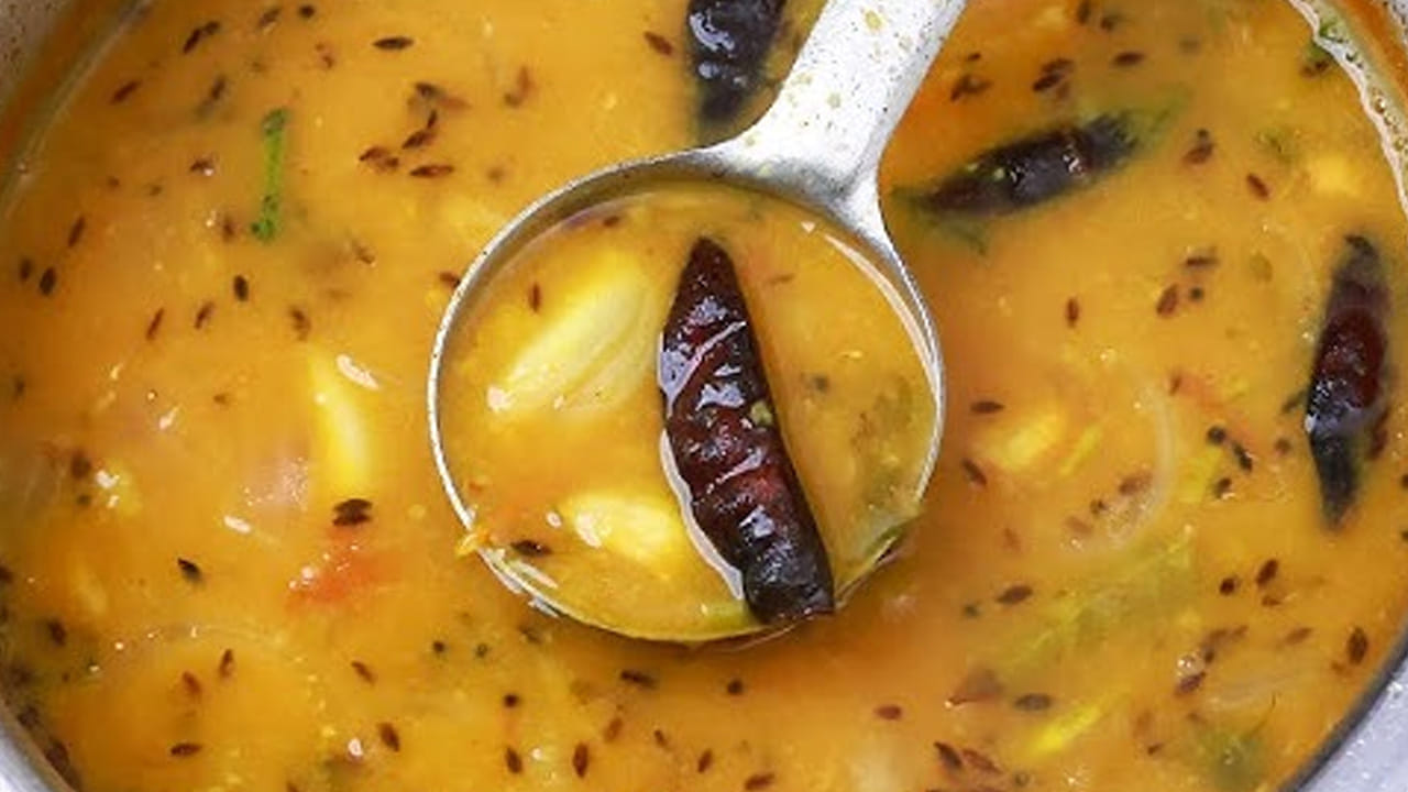 ఉడికిన పప్పును కిందకు దించి పప్పు గుత్తితో మెత్తగా మెదిపి పక్కన పెట్టుకోవాలి. ఆ తర్వాత పాన్ తీసుకుని రెండు టేబుల్ స్పూన్స్ నూనె లేదా నెయ్యి చేసి, పోపు, నాలుగు కరివేపాకు ఆకులు, కొద్దిగా ఇంగువ వేసి బాగా వేయించుకోవాలి.