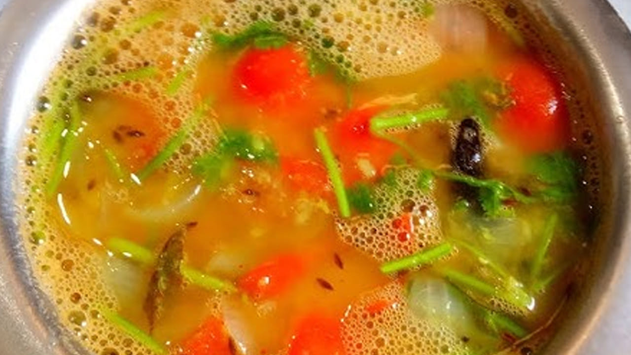 ఇక చివర్లో మంచి రుచి కోసం దించే ముందు అర కట్ట కొత్తిమీరను తీసుకుని కట్ చేసి పప్పు చారులో చల్లుకుని స్టవ్ ఆపేసి వడ్డించుకుని తినడమే. అంతే, వేడి వేడి పెసర పప్పు చారు రెడీ.