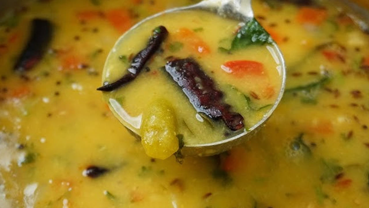 
కావాల్సిన పదార్థాలు: ఒక కప్పు పెసరపప్పు , కొద్దిగా చింతపండు, పచ్చిమిర్చి , ఒక పెద్ద ఉల్లిపాయ , నాలుగు టమాటా - 
పోపు దినుసులు, అర టీ స్పూన్  ఆవాలు, అర టీ స్పూన్ జీలకర్ర, అర టీ స్పూన్ మినపప్పు, రెండు ఎండుమిర్చి, కరివేపాకు,
ఉప్పు, ఒక టేబుల్ స్పూన్ కారం, అర టీ స్పూన్ పసుపు, కొత్తిమీరను తీసుకోవాలి. 