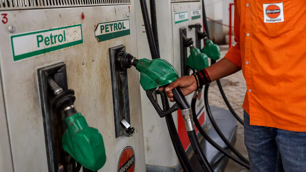 ఇక ఇదిలా ఉంటే  పైప్‌డ్ నేచురల్ గ్యాస్ (PNG) వినియోగాన్ని పెంచేందుకు కేంద్ర ప్రభుత్వం చర్యలు చేపడుతోంది. ఇటీవల విడుదల చేసిన గెజిట్ నోటిఫికేషన్ ద్వారా పీఎన్‌జీ కనెక్షన్ పొందే ప్రక్రియను సులభతరం చేసింది. అతి తక్కువ సమయంలో గ్యాస్ కనెక్షన్ అందేలా చర్యలు తీసుకుంటోంది. అన్ని రాష్ట్రాల్లో ఒకే విధమైన నిబంధనలు అమలు చేసే దిశగా అడుగులు వేస్తోంది.