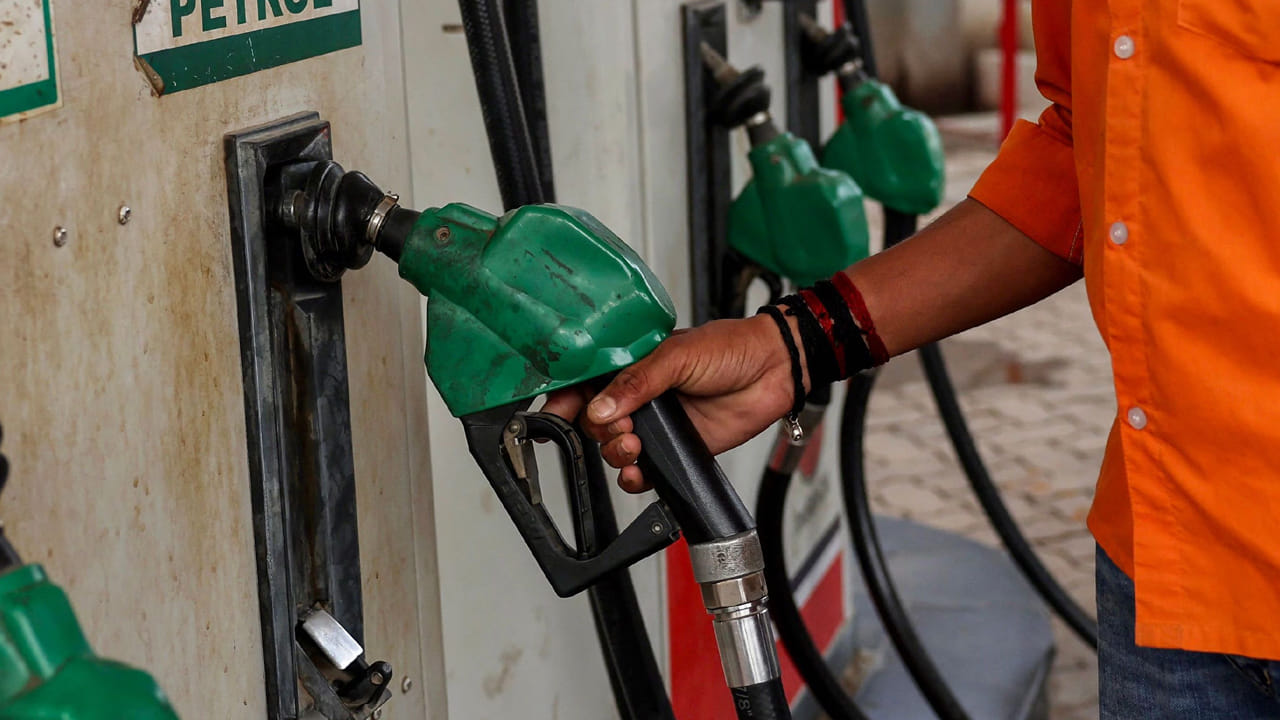 పెట్రోల్ ధరలు ప్రాంతాలను బట్టి మారుతూ ఉంటాయి. రాష్ట్రాలు విధించే ప్రత్యేక ట్యాక్సులు, రవాణా ఖర్చులను పరిగణలోకి తీసుకుని ధరలను ఆయిల్ కంపెనీలు నిర్ణయిస్తూ ఉంటాయి. కొన్ని రాష్ట్రాల్లో తక్కువగా ఉంటే.. మరికొన్ని రాష్ట్రాల్లో ఎక్కువగా ఉంటాయి. పెట్రోల్ ధరల విషయంలో ట్యాక్సులు ముఖ్యమైన పాత్రను పోషిస్తాయి. పెట్రోల్, డీజిల్‌పై ఎన్ని రకాల పన్నులు విధిస్తారు..? ఒకవేళ విధించకపోతే ధర ఎంత ఉంటుంది? అనే విషయాలు చూద్దాం.