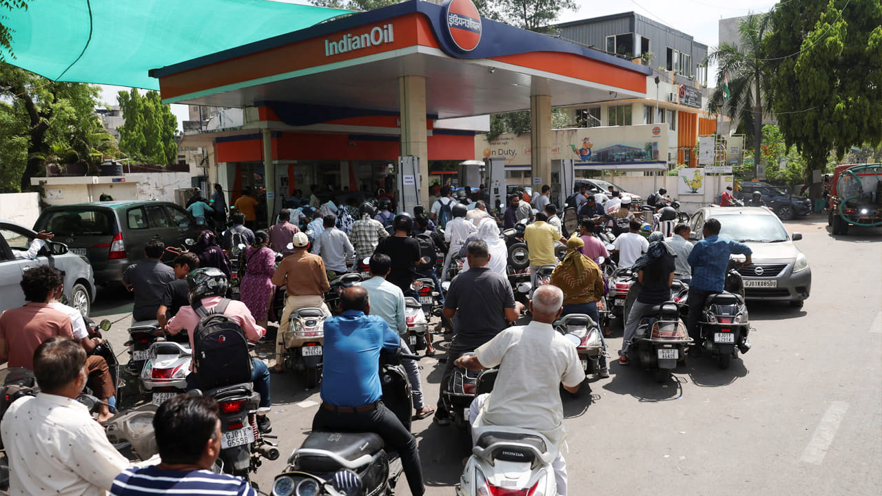 గత కొన్ని వారాల్లోనే సుమారు రెండున్నర లక్షల మందికి కొత్తగా పీఎన్‌జీ కనెక్షన్లు ఇచ్చినట్లు ప్రభుత్వం తెలిపింది. అలాగే సుమారు 2.2 లక్షల మంది వినియోగదారులు ఎల్‌పీజీ సిలిండర్ల నుండి పైపుల ద్వారా వచ్చే గ్యాస్‌కు మారారు. దీని వల్ల సిలిండర్ బుకింగ్ సమస్యలు తగ్గడంతో పాటు వినియోగదారులకు ఖర్చు కూడా తగ్గుతుంది. భవిష్యత్తులో ప్రతి ఇంటికీ పైపుల ద్వారా గ్యాస్ అందించడమే లక్ష్యంగా ప్రభుత్వం ముందుకు సాగుతోంది.