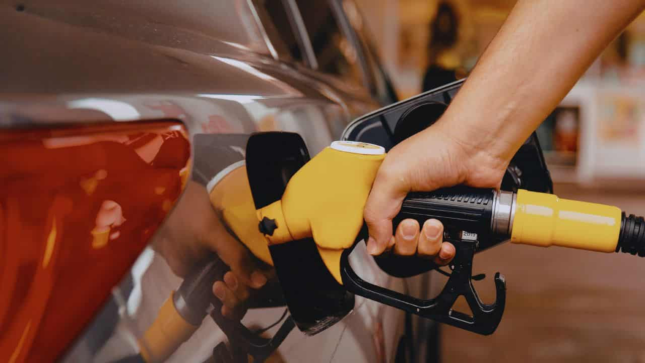 సేకరణ, సరఫరా ఖర్చులు పెరుగుతుండటంతో సంస్థపై భారం పడుతోంది. దీంతో ప్రజలకు ఖర్చులను బదిలీ చేసేందుకు ఈ నిర్ణయం తీసుకుంది. అయితే రాష్ట్రాల పన్నులు,వ్యాట్‌ను బట్టి పెట్రోల్, డీజిల్ ధరలు అనేవి మారుతూ ఉంటాయి. దీంతో నయారా సంస్థ ప్రకటన తర్వాత ఆ  బంక్‌ల్లో ఏయే సిటీలలో ఎంతవరకు పెరిగాయో చూద్దాం.
