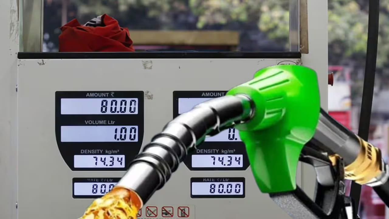 పెట్రోల్, డీజిల్‌పై కేంద్రం ట్యాక్సులు, సెస్‌లు విధిస్తూ ఉంటుంది. ధరల్లో వీటి వాటా ఎక్కువగా ఉంది. వినియోగదారులపై వీటి భారం నేరుగా పడుతుంది. ఈ పన్నులను తగ్గిస్తే వీటి ధరలు తగ్గుతాయి. తాజాగా కేంద్రం పెట్రోల్‌పై రూ.13 నుంచి రూ.3కు ఎక్సై్జ్ సుంకం తగ్గించగా..డీజిల్‌పై రూ.10 నుంచి జీరోకు తగ్గించింది. అంటే ఈ రెండింటిపై రూ.10 మేర తగ్గించింది. దీని వల్ల ధరలు తగ్గనున్నాయి.
