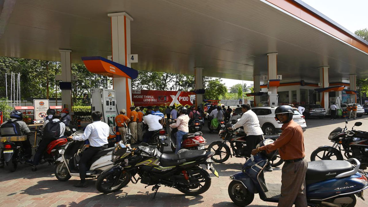 మరోవైపు గల్ఫ్ ప్రాంతంలో ఉన్న భారతీయ నావికుల భద్రతపై కూడా ప్రభుత్వం ప్రత్యేక శ్రద్ధ చూపుతోంది. గత 24 గంటల్లోనే 50 మంది నావికులను సురక్షితంగా దేశానికి తీసుకువచ్చినట్లు అధికారులు తెలిపారు. ప్రస్తుతం గల్ఫ్ సముద్ర ప్రాంతంలో సుమారు 20 భారతీయ నౌకలు పనిచేస్తుండగా, వాటిలో దాదాపు 540 మంది భారతీయ సిబ్బంది ఉన్నారు. వీరంతా క్షేమంగా ఉన్నారని, సంబంధిత అధికారులు వారితో నిరంతరం సంప్రదింపులు కొనసాగిస్తున్నారని వెల్లడించారు.