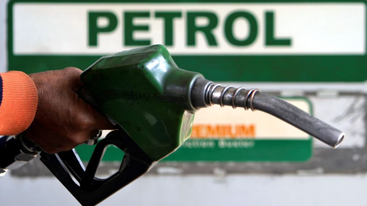  పోర్టుల వద్ద కార్యకలాపాలు యథావిధిగా కొనసాగుతున్నాయని, సరుకు రవాణాలో ఎటువంటి అంతరాయం లేదని అధికారులు తెలిపారు. అంతర్జాతీయ వాణిజ్యం సజావుగా సాగేందుకు అన్ని జాగ్రత్తలు తీసుకుంటున్నామని, దేశానికి వచ్చే ముడి చమురు రవాణా మార్గాలను కూడా కట్టుదిట్టంగా పర్యవేక్షిస్తున్నామని చెప్పారు. విదేశాంగ శాఖ ప్రతినిధులు తెలిపిన ప్రకారం, ప్రధానమంత్రి నరేంద్ర మోదీ ఈ అంశంపై నిరంతరం పర్యవేక్షణ చేస్తున్నారు. ప్రపంచ దేశాలతో సంప్రదింపులు జరుపుతూ పశ్చిమ ఆసియాలో శాంతి నెలకొనేలా కృషి చేస్తున్నారు. ముఖ్యంగా అంతర్జాతీయ వాణిజ్యానికి కీలకమైన హోర్ముజ్ జలసంధి భద్రతపై ప్రత్యేక దృష్టి సారిస్తున్నారు.