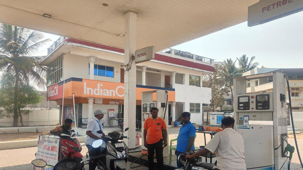 ప్రస్తుతం అంతర్జాతీయంగా ముడి చమురు ధరలు పెరుగుున్నాయి.  ధరల్లో హెచ్చుతగ్గులు నమోదవుతున్నాయి. అయినా పన్నుల విధానం వల్ల దేశీయ ధరల్లో ఆశించిన ఫలితం వాహదారులకు లభించదని నిపుణులు చెబుతున్నారు. ట్యాక్సులు తగ్గిస్తేనే ప్రజలకు ప్రత్యక్షంగా ప్రయోజనం చేకూరుతుంది.