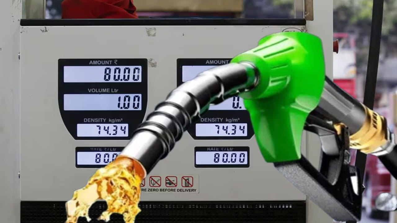 Petrol, Diesel Prices: న్యూఢిల్లీలో జరిగిన ఉన్నత స్థాయి సమీక్ష సమావేశంలో ఇంధన నిల్వలు, ధరలు, విదేశాల్లో ఉన్న భారతీయుల భద్రతపై ప్రభుత్వం కీలక వివరాలు వెల్లడించింది. ప్రస్తుతం దేశంలో పెట్రోల్, డీజిల్ ధరలను పెంచే ఆలోచన ఏ మాత్రం లేదని స్పష్టం చేసింది. దీని వల్ల వాహనదారులు భయపడాల్సిన అవసరం లేదని కేంద్ర పెట్రోలియం శాఖ జాయింట్ సెక్రటరీ సుజాత శర్మ స్పష్టం చేశారు. మన దేశంలో సంవత్సరానికి సరిపడినంత సుమారు 26 కోట్ల టన్నుల ముడి చమురును శుద్ధి చేసే సామర్థ్యం ఉందని అధికారులు వెల్లడించారు. అందువల్ల ఇంధన కొరత ఏర్పడే పరిస్థితి లేదని, పుకార్లను నమ్మి పెట్రోల్ బంకుల వద్ద రద్దీ చేయవద్దని ప్రజలను కోరారు. పెట్రోల్, డీజిల్లను అవసరానికి మించి స్టోర్ చేసుకోవడం వల్ల ఇబ్బందులు తలెత్తుతున్నాయని కేంద్రం తెలిపింది.