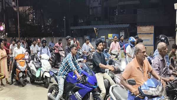 కొరత భయం.. డబ్బాలు, బకెట్లు పట్టుకుని పెట్రోల్ పంపుల వద్ద బారులు తీరిన జనం..!