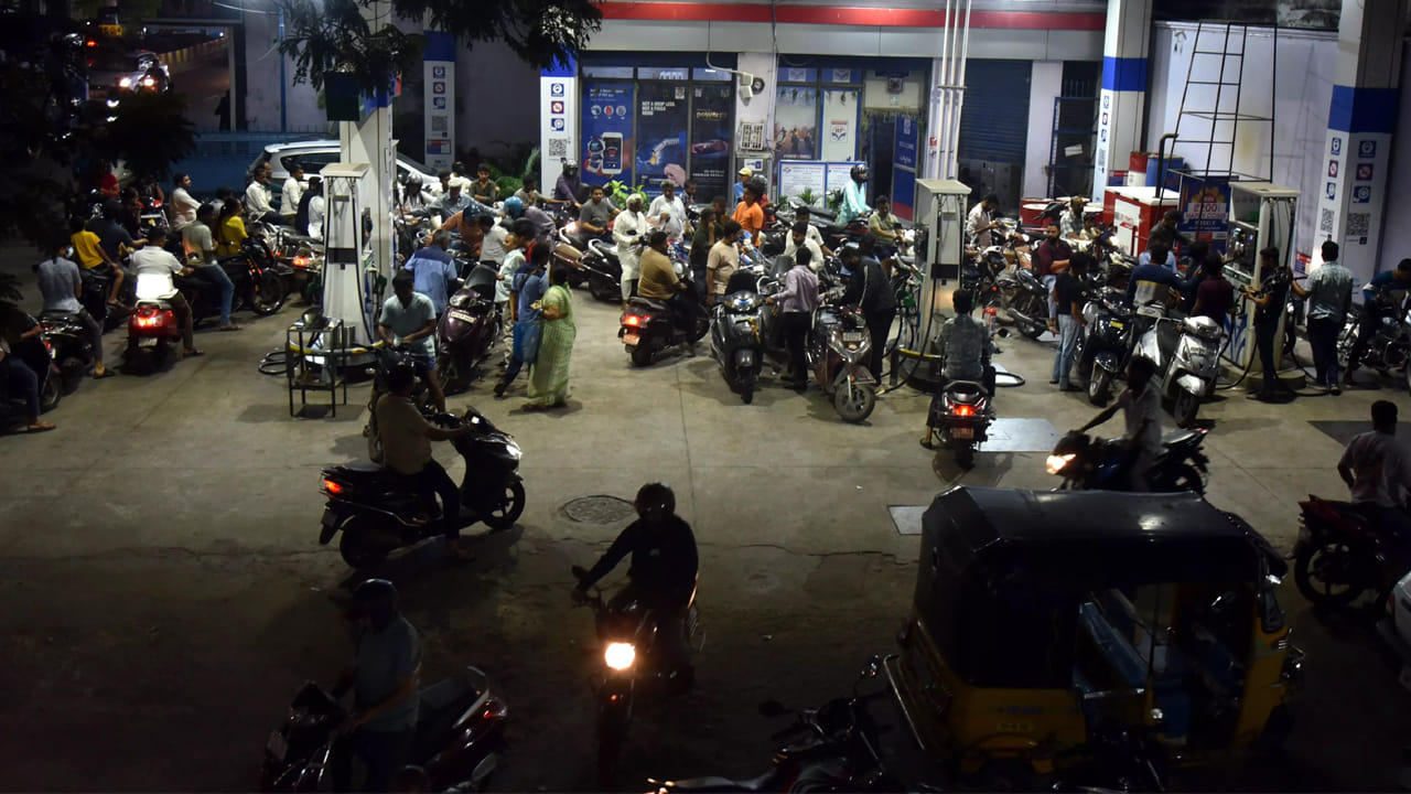 తెలంగాణలో పెట్రోల్ కొరత ఉందా.. డీలర్స్  అసోసియేషన్ కీలక ప్రకటన