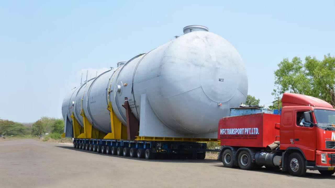 పన్నులు: సాధారణంగా ప్రభుత్వానికి పన్నుల ద్వారానే ఆదాయం వస్తుంది. మనం చెల్లించే పెట్రోల్, డీజిల్ ధరలో ఎక్కువ భాగం పన్నులే ఉంటాయి. ఇందులో రెండు రకాలు ఉన్నాయి. ఒకటి కేంద్ర ప్రభుత్వం విధించే పన్ను, రాష్ట్రాల విధించే పన్ను. అయితే ఒక్కో రాష్ట్రంలో ఒక్కో రకమైన పన్ను రేటు ఉండటం వల్లే మన దేశంలో రాష్ట్రానికో ధర ఉంటుంది.