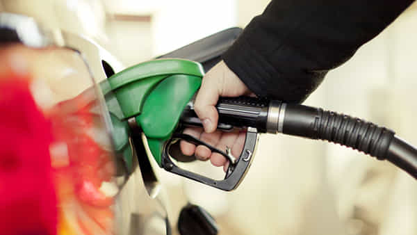 Petrol Prices: హోలీ వేళ దేశ ప్రజలకు అదిరిపోయే శుభవార్త.. పెట్రోల్, డీజిల్ ధరలపై భారీ ఊపశమనం.. కేంద్రం అనౌన్స్మెంట్