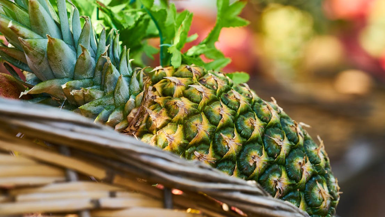 అధిక బరువు: పైనాపిల్‌లో తక్కువ కేలరీలు ఉంటాయి ఇంకా దీనిలో ఫైబర్ ఎక్కువగా ఉంటుంది. కాబట్టి ఇది ఒక్క ముక్క తిన్నా కూడా   ఆకలిగా అనిపించదు. ఇది బరువును సులభంగా తగ్గిస్తుంది. 
