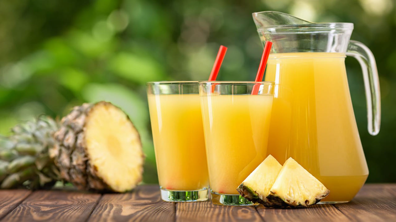 ఈ వేసవిలో డీహైడ్రేషన్ సాధారణ సమస్య. ఇటువంటి పరిస్థితిలో శరీరంలో నీటి కొరతను తగ్గించడానికి పైనాపిల్ జ్యూస్ సహాయపడుతుంది. ఈ పండులో నీటి శాతం అధికంగా ఉంటుంది. ఇది వేసవి వేడిలో శరీరాన్ని చల్లబరచడమే కాకుండా శరీర శక్తిని నిలబెట్టడంలో కూడా సహాయపడుతుంది.