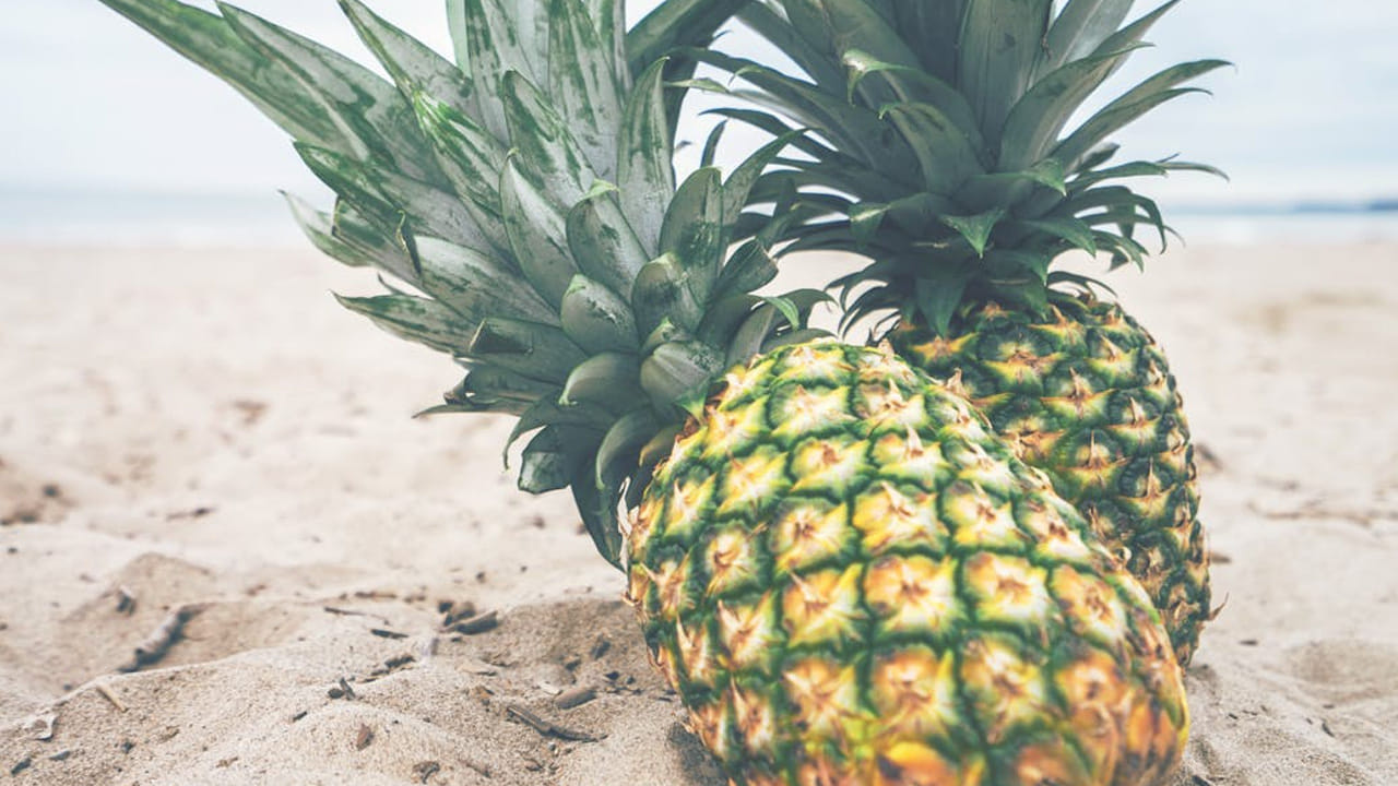 చాలా మంది పైనాపిల్‌ ను పక్కన పెడుతుంటారు. కానీ, ఇది మన ఆరోగ్యానికి ఎంత ఉపయోగపడుతుందో తెలిస్తే దీనిని రోజూ వారి డైట్ లో చేర్చుకుంటారు. దీని వలన మనకి కలిగే లాభాలేంటోఇక్కడ తెలుసుకుందాం.. 
