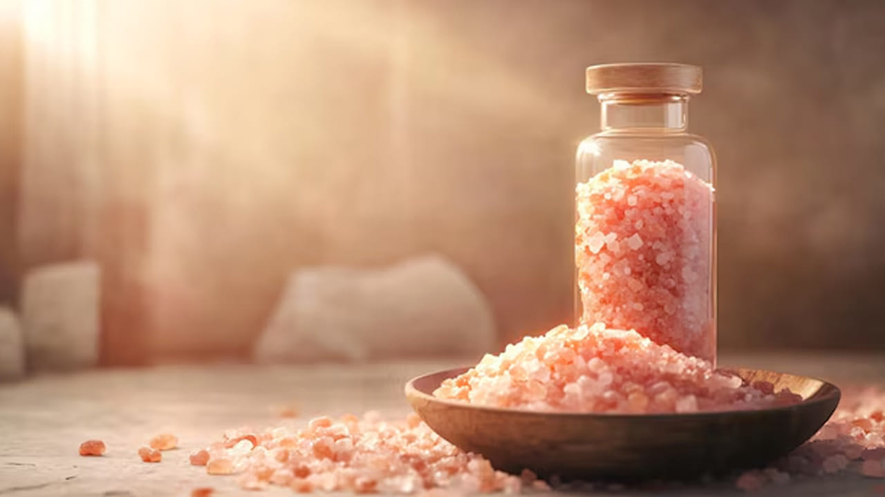 పింక్ సాల్ట్ వల్ల కలిగే ప్రయోజనాలు: ఇందులో సోడియంతో పాటు పొటాషియం, మెగ్నీషియం, క్యాల్షియం, ఐరన్ వంటి 84 రకాల సూక్ష్మ పోషకాలు ఉంటాయి. ఇవి శరీర కణాల పనితీరుకు తోడ్పడతాయి. తెల్ల ఉప్పుతో పోలిస్తే ఇందులో సోడియం శాతం కొంచెం తక్కువగా ఉంటుంది. ఇది రక్తపోటు (BP) సమస్య ఉన్నవారికి కొంత మేర మేలు చేస్తుంది.