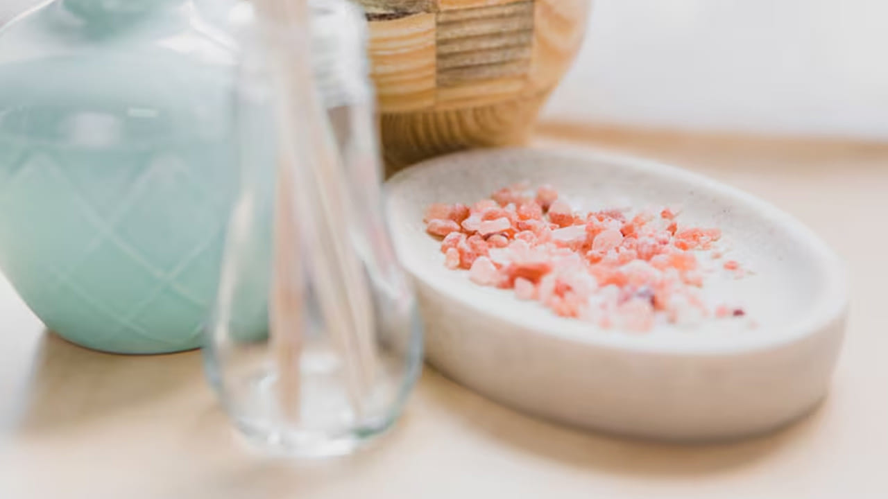 ఏది వాడాలి?: రుచి పరంగా పింక్ సాల్ట్ కొంచెం తక్కువ ఉప్పగా ఉంటుంది. అయితే, సాధారణ తెల్ల ఉప్పులో థైరాయిడ్ సమస్యలను నివారించే అయోడిన్ అదనంగా కలుపుతారు. పింక్ సాల్ట్‌లో అయోడిన్ తక్కువగా ఉంటుంది. కాబట్టి, మీరు పూర్తిగా పింక్ సాల్ట్‌కు మారాలనుకుంటే, మీ ఆహారంలో అయోడిన్ ఉండే ఇతర పదార్థాలు ఉండేలా చూసుకోవాలి.