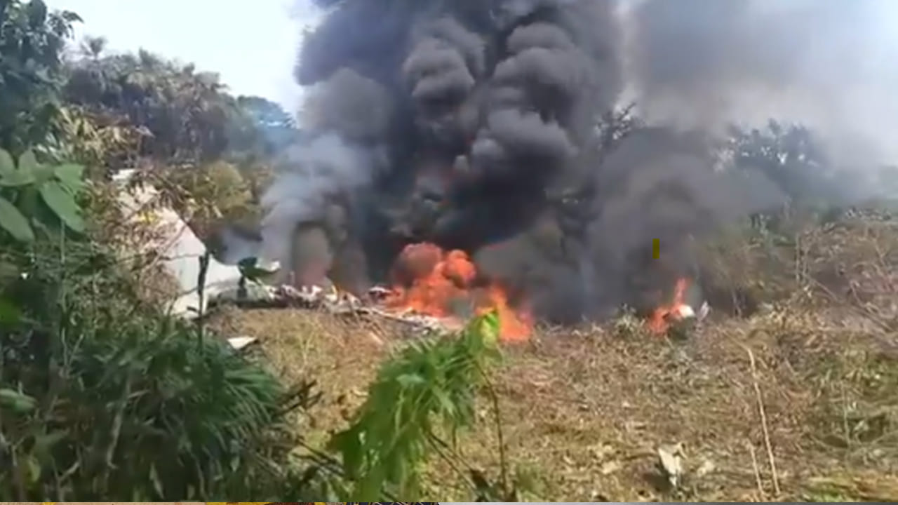 కుప్పకూలిన భారీ సైనిక విమానం.. 100 మందికిపైగా మృతి