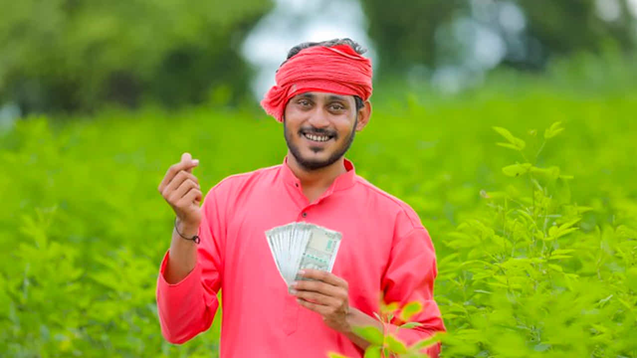 అయితే ప్రస్తుతం చాలామందిని అనర్హులను జాబితా నుంచి రిమూవ్ చేయడంలో ఈ సారి సంఖ్య తగ్గనుంది. అనర్హులపై  ఫిర్యాదులు అందటంతో అధికారులు పరిశీలించి జాబితా నుంచి తొలగిస్తున్నారు. చాలామంది తమ భూములను అమ్ముకున్నా పీఎం కిసాన్ పొందుతున్నారు. ఇక ఇన్ కమ్ ట్యాక్స్ చెల్లించేవారు కూడా కేంద్రం నుంచి నగదు పొందుతున్నారు.
