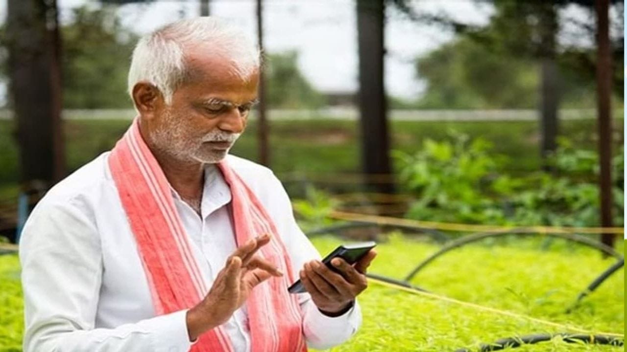 పీఎం-కిసాన్ పథకం కేంద్ర ప్రభుత్వం అందిస్తున్న 22వ విడత పెట్టబడి సాయం కోసం దేశవ్యాప్తంగా రైతులు ఎదురుచూస్తున్నారు. అయితే మార్చి రెండో వారంలోనే ఈ నిధులు రైతుల ఖాతాల్లో జమకానున్నట్టు ప్రభుత్వ వర్గాలు చెబుతున్నాయి.ఈ నేపథ్యంలోనే రైతులు  ఈ కేవైసీ వంటివి పూర్తి చేసుకోవాలని సూచిస్తున్నారు. ఎందుకంటే కేవలం ఈకేవైసీ ఉన్నవారికి మాత్రమే నిధులు జమ అవుతాయి.