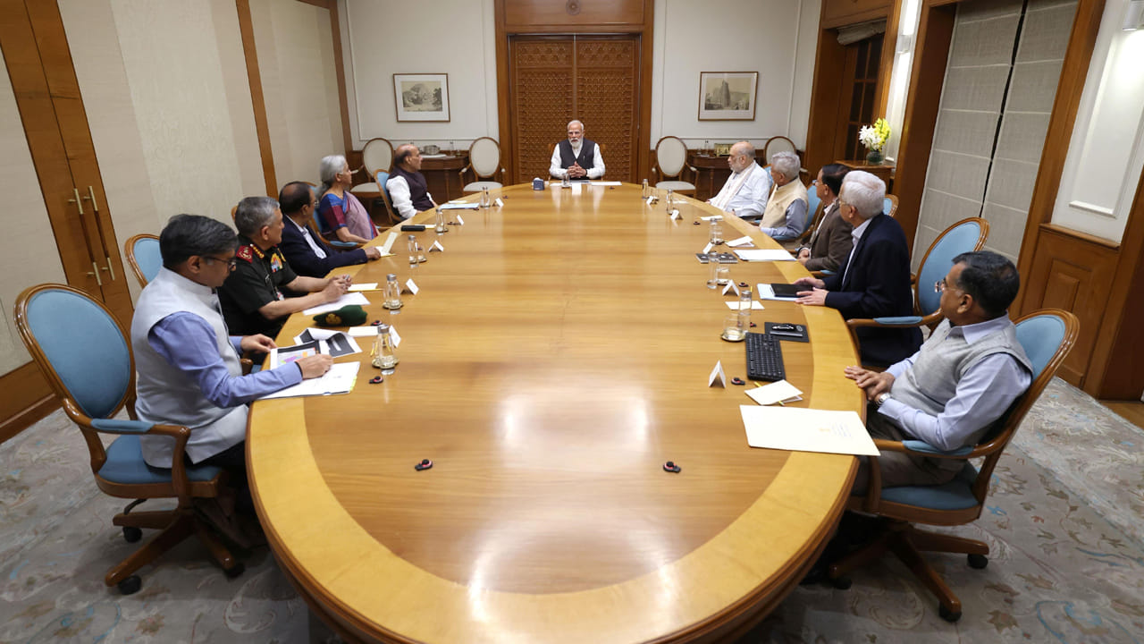 PM Modi: ఇరాన్ – ఇజ్రాయెల్ యుద్ధం.. ప్రధాని మోదీ అత్యవసర మీటింగ్.. వాటిపై కీలక చర్చ.. PM Modi: ఇరాన్ – ఇజ్రాయెల్ యుద్ధం.. ప్రధాని మోదీ అత్యవసర మీటింగ్.. వాటిపై కీలక చర్చ..