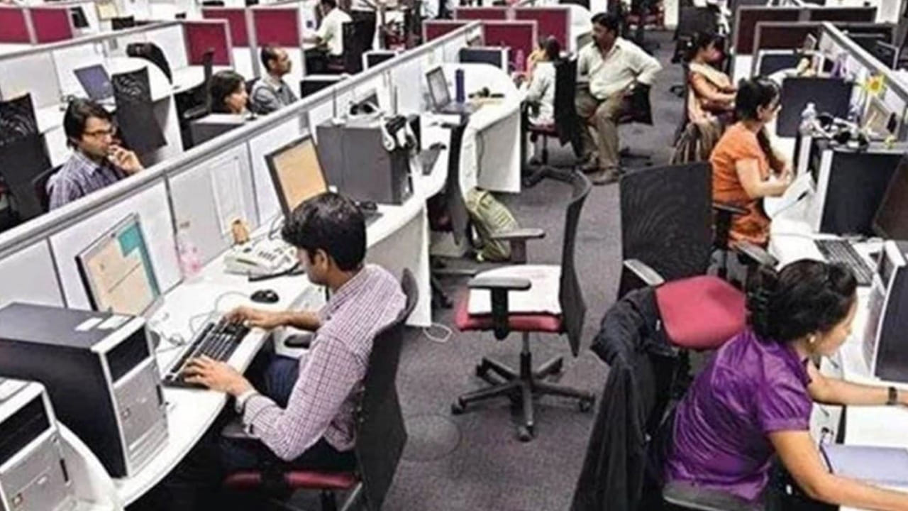 కొత్తగా ఉద్యోగాల్లో చేరేవారిని ప్రోత్సహించేందుకు కేంద్ర ప్రభుత్వం ప్రధానమంత్రి వికసిత్ భారత్ రోజ్ గార్ యోజన పథకాన్ని ప్రవేశపెట్టింది.  ఈ పథకం కింద రూ.15 వేల ఆర్ధిక సాయం అందిస్తోంది. వీటిని నేరుగా బ్యాంక్ ఖాతాల్లో జమ చేస్తోంది.  ఇక ఉద్యోగం కల్పించిన కంపెనీకి కూడా ఒక్కో ఉద్యోగికి నెలకు రూ.3 వేల వరకు జమ చేస్తారు. గత ఏడాది ఆగస్ట్ 15న ఈ పథకం గురించి మోదీ ప్రకటన చేశారు.
