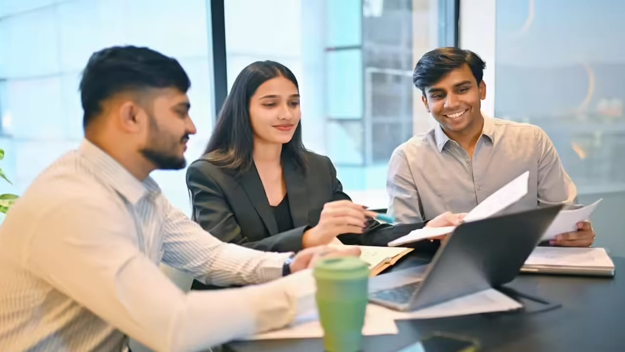 2025-26 బడ్జెట్‌లో ఈ పథకాన్ని కేంద్ర ప్రభుత్వం ప్రకటించింది. ఆగస్టు 1 నుంచి ఈ పథకాన్ని అమలు చేస్తున్నారు. కొత్తగా ఉద్యోగి చేరి ఈపీఎఫ్‌వోలో నమోదు చేసుకున్న ఉద్యోగులకు రూ.15 వేల సాయం అందిస్తారు. ఇక ఉద్యోగం ఇచ్చిన కంపెనీకి ఒక్కో ఉద్యోగికి రూ.3 వేల చొప్పున రెండేళ్లపాటు కంపెనీకి ఇస్తారు. గతంలో ఎంప్లామెంట్ లింక్డ్ ఇన్సెంటివ్ స్కీమ్ కింద ఈ పథకాన్ని అమలు చేశారు.
