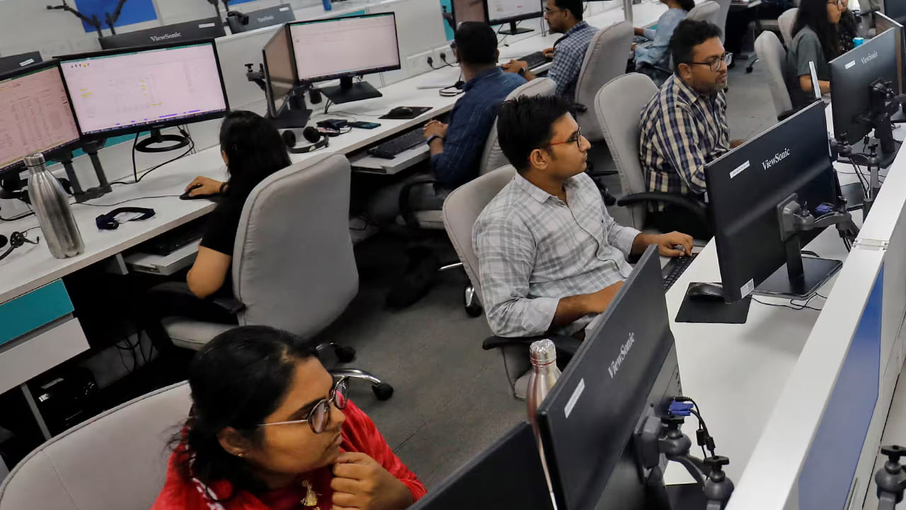 ఉద్యోగంలో చేరిన తర్వాత రెండు విడతలుగా వీటిని కేంద్ర ప్రభుత్వం అందిస్తోంది. గరిష్టంగా రూ.లక్ష వరకు జీతం ఉన్నవారు ఈ పథకం కింద లబ్ది పొందవచ్చు. 6 నెలల పాటు ఉద్యోగం చేశాక రూ.7,500, ఏడాది తర్వాత రూ.7,500 చెల్లిస్తారు. ఇక కొత్త ఉద్యోగుల వేతనాల ఆధారంగా కంపెనీకి ప్రోత్సాహకం అందిస్తారు. 
