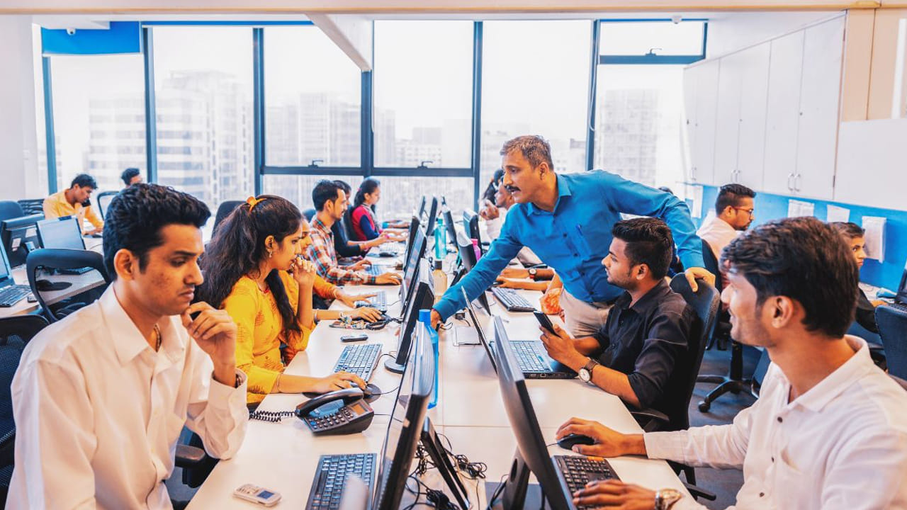 ఉద్యోగి వేతనం రూ.10 వేల వరకు ఉంటే కంపెనీకి నెలకు రూ.వెయ్యి ప్రోత్సాహకం అందిస్తారు. ఇక రూ.20 వేల వరకు ఉంటే రూ.2 వేలు, రూ.లక్షల వరకు ఉంటే రూ.3 వేలు ఇస్తారు. ఈ పథకానికి ప్రత్యేకంగా దరఖాస్తు చేయాల్సిన అవసరం లేదు. కొత్తగా ఉద్యోగంలో చేరి పీఎఫ్ అకౌంట్ ఓపెన్ చేస్తే ఈ పథకాన్ని అర్హులు అవుతారు. ఉద్యోగి పీఎఫ్ అకౌంట్ ఆధారంగా ప్రభుత్వం నేరుగా డబ్బులు జమ చేస్తుంది.
