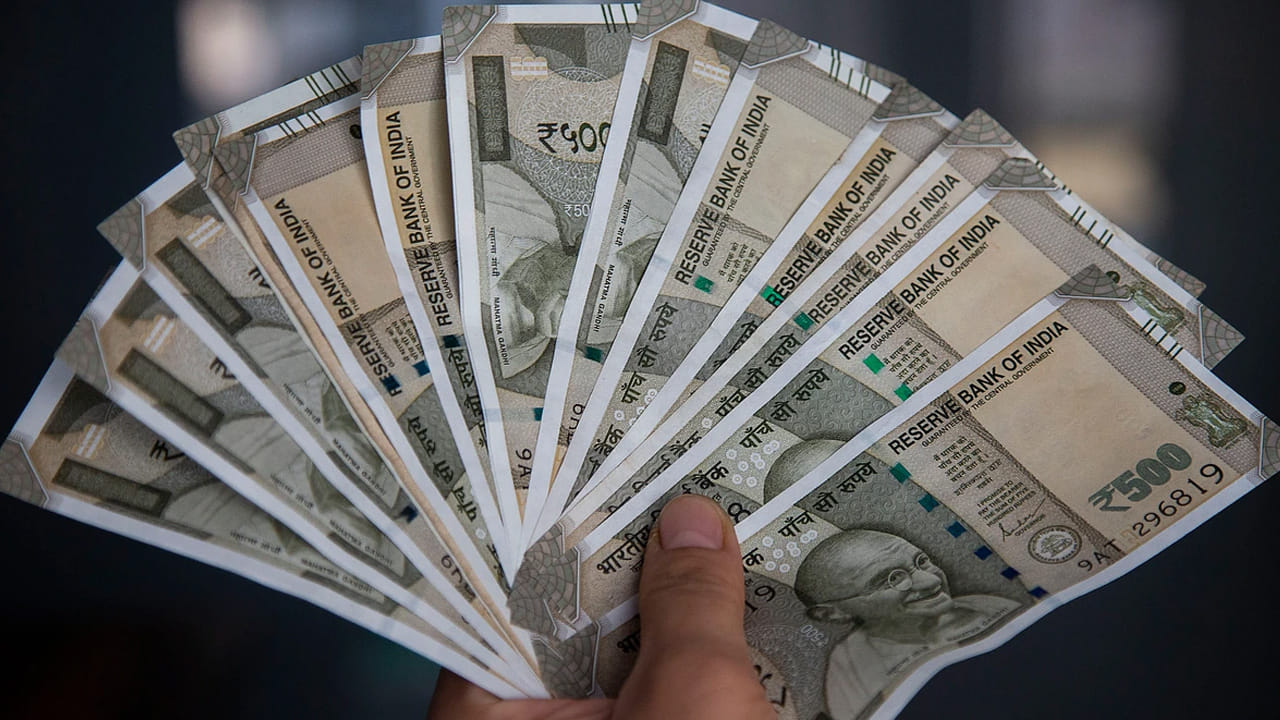 ఉద్యోగి జీతం రూ.లక్ష కంటే తక్కువగా ఉండాలి. ఇక ఆధార్ కార్డ్, ఆధార్ కార్డుతో బ్యాంక్ అకౌంట్ లింకింగ్, అపాయింట్‌మెంట్ లెటర్, ఈపీఎఫ్‌వో అకౌంట్ కలిగినవారు ఈ పథకానికి అర్హులు. ఉద్యోగి 6 నెలల పాటు ఒకే కంపెనీలో పని చేసి ఉండాలి. ఉద్యోగి గతంలో పీఎఫ్ అకౌంట్ కలిగి ఉండకూడదు.