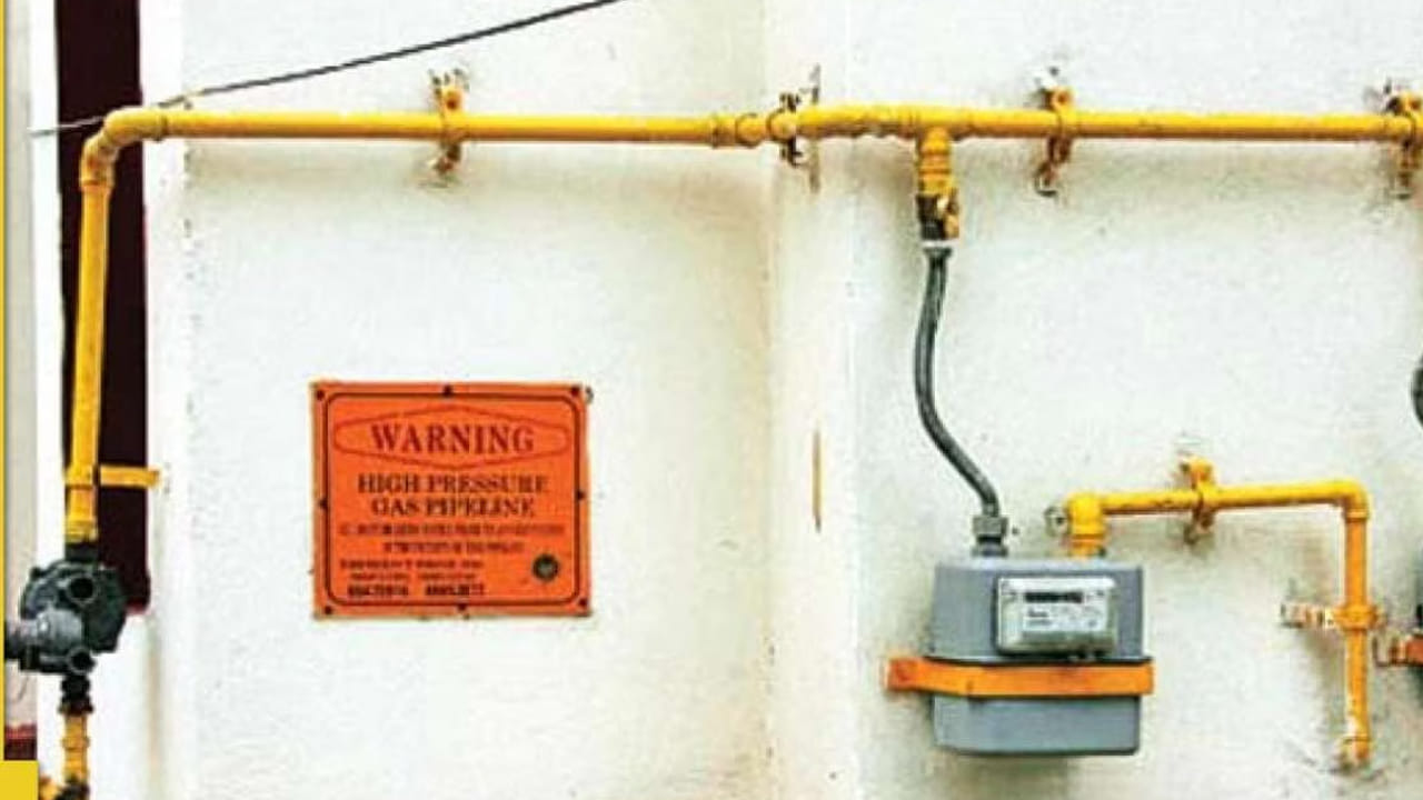 ప్రజలందరూ పీఎన్‌జీ వైపు మళ్లాలని, ఈ కనెక్షన్లు తీసుకోవాలని సూచిస్తోంది. ఈ క్రమంలో మహానగర్ గ్యాస్ కీలక ప్రకటన చేసింది. పీఎన్జీ కనెక్షన్లు ఎక్కువమంది తీసుకునేలా ప్రోత్సహించడంలో భాగంగా బంపర్ ఆఫర్ ప్రకటించింది. కొత్తగా పీఎన్‌జీ కనెక్షన్ తీసుకుంటే రూ.500 గ్యాస్ ఉచితంగా అందిస్తామని వెల్లడించింది. అలాగే రిజిస్ట్రేషన్ ఫీజును కూడా మాఫీ చేస్తున్నట్లు స్పష్టం చేసింది.
