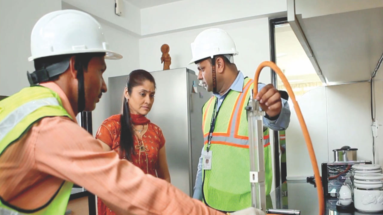 మార్చి 16 నుంచి ఏప్రిల్ 30 మధ్య పీఎన్‌జీ కనెక్షన్ కొత్తగా తీసుకునేవారికి రూ.500 విలువైన గ్యాస్ లభిస్తుందని కంపెనీ మేనేజింగ్ డైరెక్టర్ అశు సింఘాల్ ప్రకటించారు. ఇక 60 శాతానికిపైగా పీఎన్‌జీ కనెక్షన్ కవరేజ్ ఉన్న భవనాల్లో ఉండేవారికి అదనంగా గ్యాస్ బిల్లుపై రూ.వెయ్యి తగ్గింపు ఇస్తామని తెలిపారు. తమ కంపెనీ ఎలాంటి  ఇబ్బందులు లేకుండా నిరంతరం గ్యా్స్ సరఫరా చేస్తుందన్నారు.
