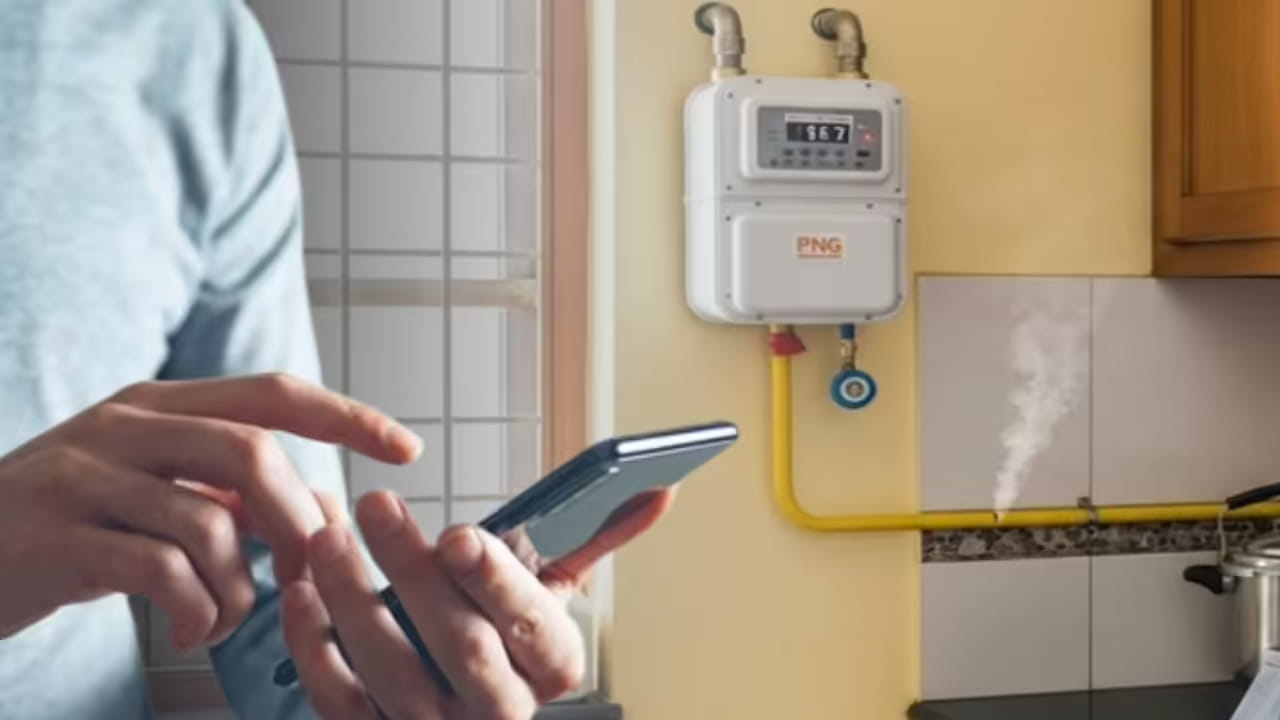 మీరు భాగ్యనగర్ గ్యాస్ లిమిటెడ్ కార్యాలయానికి వెళ్లి దరఖాస్తు చేసుకోవాల్సి ఉంటుంది. సెక్యూరిటీ డిపాజిట్ ఫీజు చెల్లించాలి. ఈ ప్రక్రియ పూర్తయ్యాక గ్యాస్ కనెక్షన్ మంజూరు అవుతుంది. మీకు సిబ్బంది వచ్చి పైప్ లైన్ కనెక్షన్ అందిస్తారు. మీరు ఒకవేళ అపార్ట్మెంట్లో ఉంటున్నట్లు అయితే.. అపార్ట్మెంట్ అసోసియేషన్ అనుమతి ఇవ్వాలి.