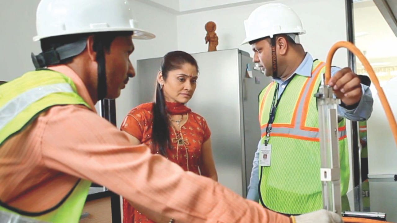 ఇక పీఎన్జీ కనెక్షన్ కోసం ఆధార్ కార్డ్, అడ్రస్ ప్రూఫ్, అద్దె ఇంట్లో ఉంటే యజమాని ఎన్ఓసీ వంటివి సమర్పించాల్సి ఉంటుంది. ఈ కనెక్షన్ కోసం సెక్యూరిటీ డిపాజిట్ రూ.5 వేల నుంచి రూ.6 వేల వరకు ఉంటుంది. ఇది రీఫండబుల్ అమౌంట్. ఇక వినియోగ డిపాజిట్ రూ.వెయ్యి ఉంటుంది. దీనిని కూడా తిరిగి ఇచ్చేస్తారు. ఇక జీఎస్టీ, రిజిస్ట్రేషన్ చార్జీలు ఉంటాయి.