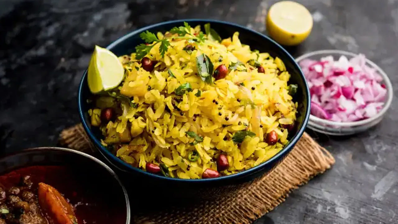 అటుకుల్లో లాక్టోస్ ఉండదు. ఫ్యాట్, గ్లూటెన్ కూడా ఉండదు. గోధుమలతో తయారైన ఫుడ్ తింటే పడదు అనుకునే వారు అటుకులు హ్యాపీగా తినొచ్చు. వీటి వల్ల గుండెకి చాలా మంచిది. ఇన్‌స్టంట్‌గా మనకి ఎనర్జీ అందుతుంది. కడుపు నిండుగా అనిపిస్తుంది. బియ్యంతో తయారైన ఈ అటుకులు మనకి అన్నం తిన్నంత తృప్తిగా అనిపిస్తాయి.